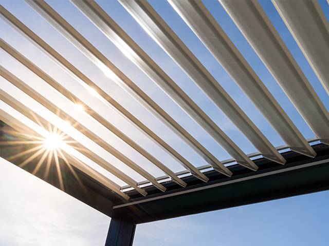Pergola bioclimatique sur terrasse dans le Var
